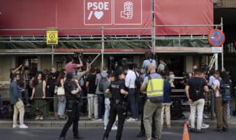 La Guardia Civil española acude a la sede del PSOE para investigar presuntos pagos ilegales