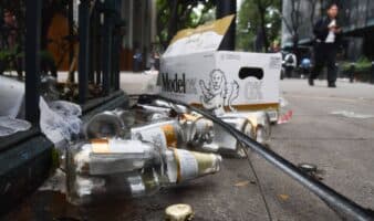 40 toneladas de basura dejó la celebración en el Zócalo y el Ángel por el triunfo de México