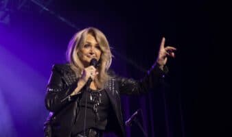 Bonnie Tyler sale del coma inducido, pero sigue en cuidados intensivos