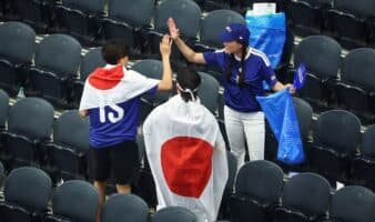 ¿Y si los hombres japoneses limpiasen también en casa y no solo en el estadio?