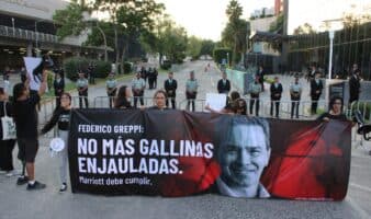 Marriott enfrenta protestas por política de huevos sin jaulas