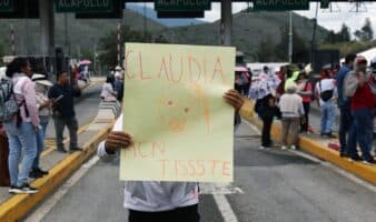 CNTE toma casetas en seis estados y permite libre paso a autos