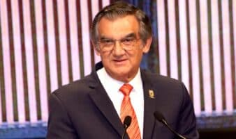 Américo Villarreal muestra su visa y rechaza nexos con el huachicol