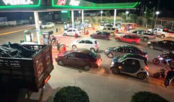 Automovilistas abarrotan gasolinerías de Oaxaca tras toma de planta de Pemex por la CNTE
