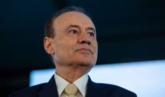 Durazo: ‘Casi sudo agua bendita’; afirma que tiene su visa vigente