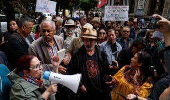 Comunidad literaria protesta contra cambios a Casa Ramón Lopez Velarde e imposición de cabaret