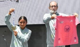 Presentan playeras y medallas del Medio y Maratón de la CDMX 2026