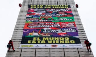 'La pelota vuelve a casa, ¿y nuestros hijos cuándo?': colectivos llevan exigencia por desaparecidos a la Estela de Luz