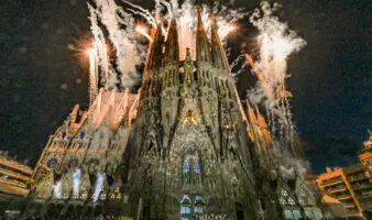 El papa bendice la Torre de Jesús de la Sagrada Familia en una espectacular celebración