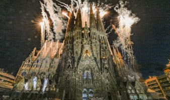 El papa bendice la Torre de Jesús de la Sagrada Familia en una espectacular celebración