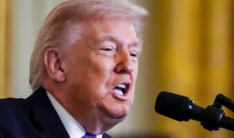 Irán rechaza negociar bajo amenazas de Trump; proyectil impacta buque cisterna en Ormuz
