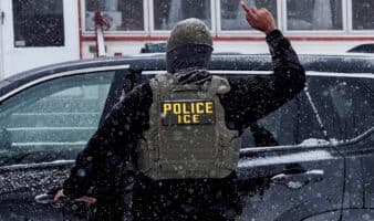 Agentes de ICE usarán guantes que dan descargas eléctricas