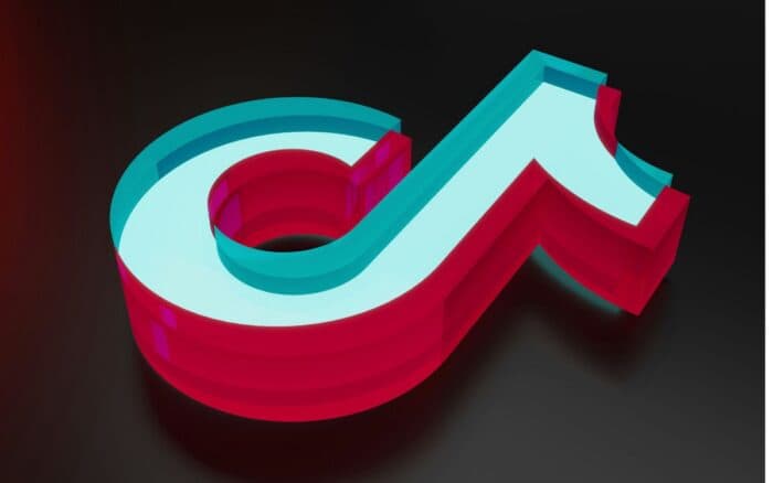 TikTok llega a acuerdo con adolescente antes de juicio por adicción a redes sociales