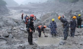 Nepal eleva a 903 los muertos y a 4,247 los desaparecidos por la devastadora riada