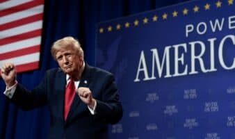 Trump firma decretos contra la ciudadanía por nacimiento y el 'turismo de maternidad'