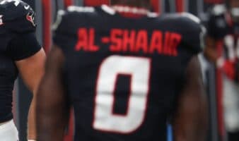 Multa NFL a jugador de los Texans por mostrar nombre de una niña palestina muerta