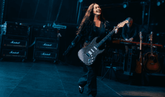 Alanis Morissette acusa a su exmánager de intentar extorsionarla