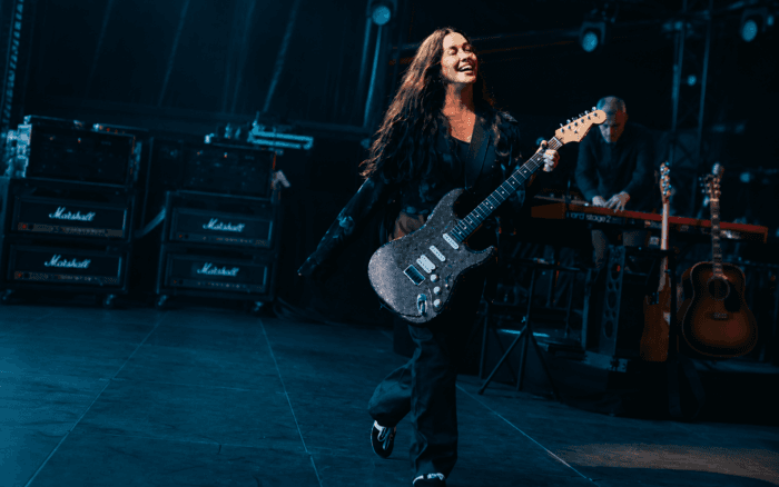 Alanis Morissette acusa a su exmánager de intentar extorsionarla