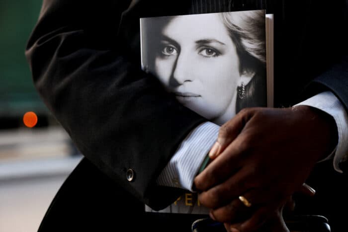 ¿Carlos 'jovial' tras la muerte de Lady Di?: Las acusaciones del libro de su hermano