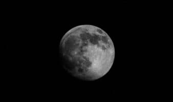 'Único en un siglo': NASA descubre nuevo cráter en la luna