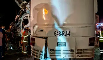 Cuatro muertos y 20 lesionados tras accidente entre autobús y tráiler en Nayarit