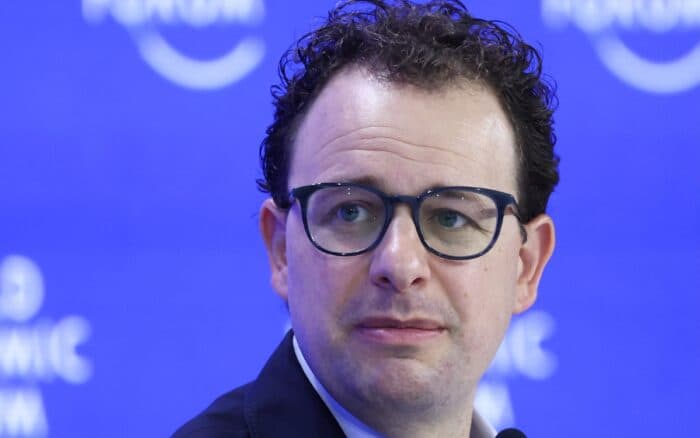 CEO de Anthropic pide frenar el ritmo del desarrollo de la IA; Altman y Musk coinciden
