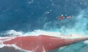 Naufragio de ferry en Indonesia deja al menos seis muertos y 130 desaparecidos