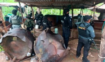 Desmantelan tres laboratorios clandestinos para producir metanfetamina en Guerrero