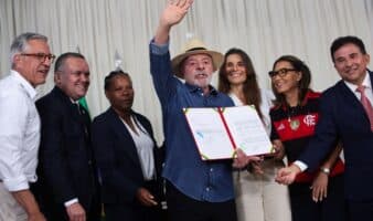 Mediante ley, Lula convierte el fútbol femenino en 'prioridad' de Brasil