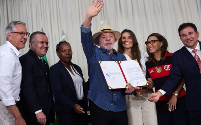 Mediante ley, Lula convierte el fútbol femenino en 'prioridad' de Brasil