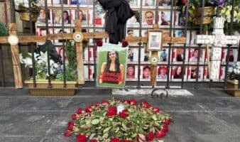 Flores, veladoras y reclamos frente a Palacio de Gobierno por el feminicidio de Claudia Tacoronte en Morelos