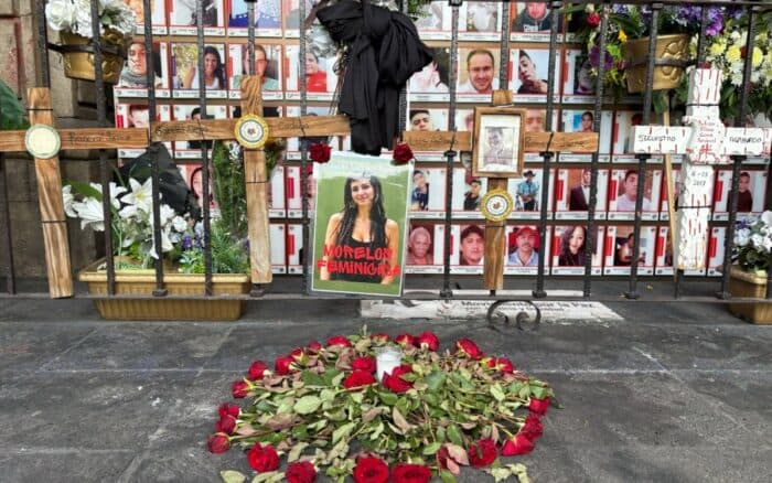 Flores, veladoras y reclamos frente a Palacio de Gobierno por el feminicidio de Claudia Tacoronte en Morelos
