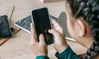 Restricción de celulares en escuelas requiere definir protocolos y reglas de aplicación: especialista