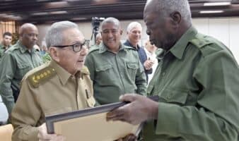 Raúl Castro reaparece en un evento público tras rumores sobre su estado de salud