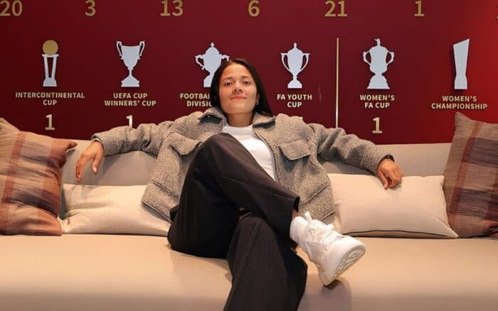 Rebeca Bernal hace historia, es la primera mexicana que jugará en el Manchester United