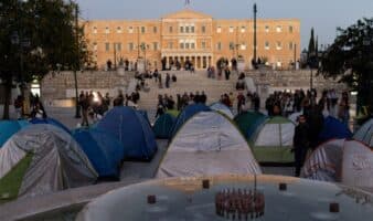 Estudiantes griegos acampan frente al Parlamento para exigir alquileres accesibles