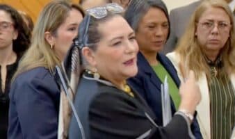 Taddei presenta portal, niega corrupción y huye de la prensa