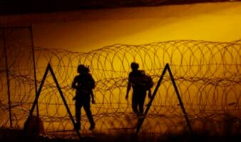 EE.UU. despliega en frontera con México arma que provoca sensación de ardor para disuadir a migrantes: Esquivel