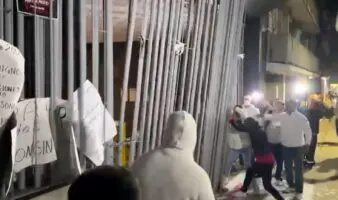 Manifestantes irrumpen en el sindicato del IMSS