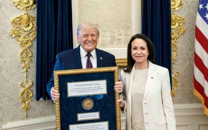 Trump dice que 'todo saldrá bien' al ser preguntado si Machado debe regresar a Venezuela