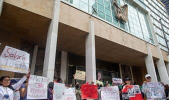 Sheinbaum destaca inversión en salud ante protestas de personal médico